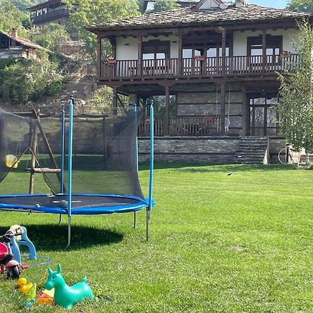 Leshten Guest Homes Esterno foto